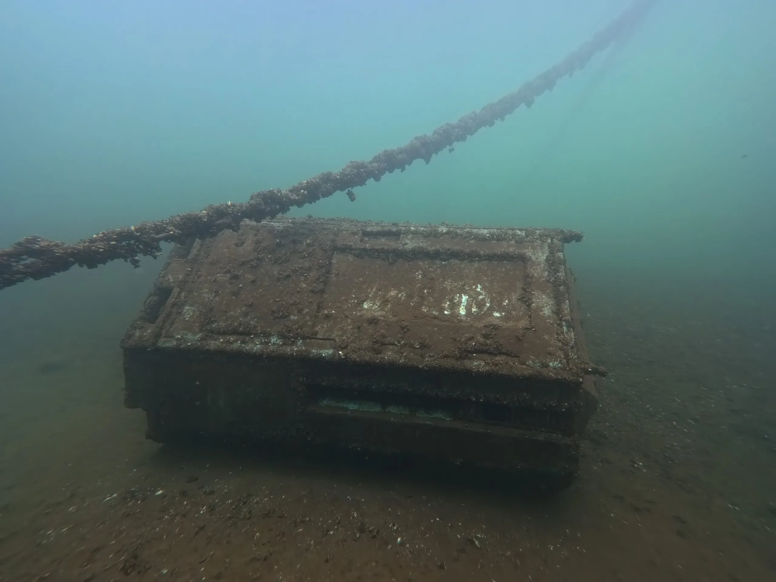 Dixi-Klo am Pegelturm — eines der versenkten Tauchziele im Goitzschesee