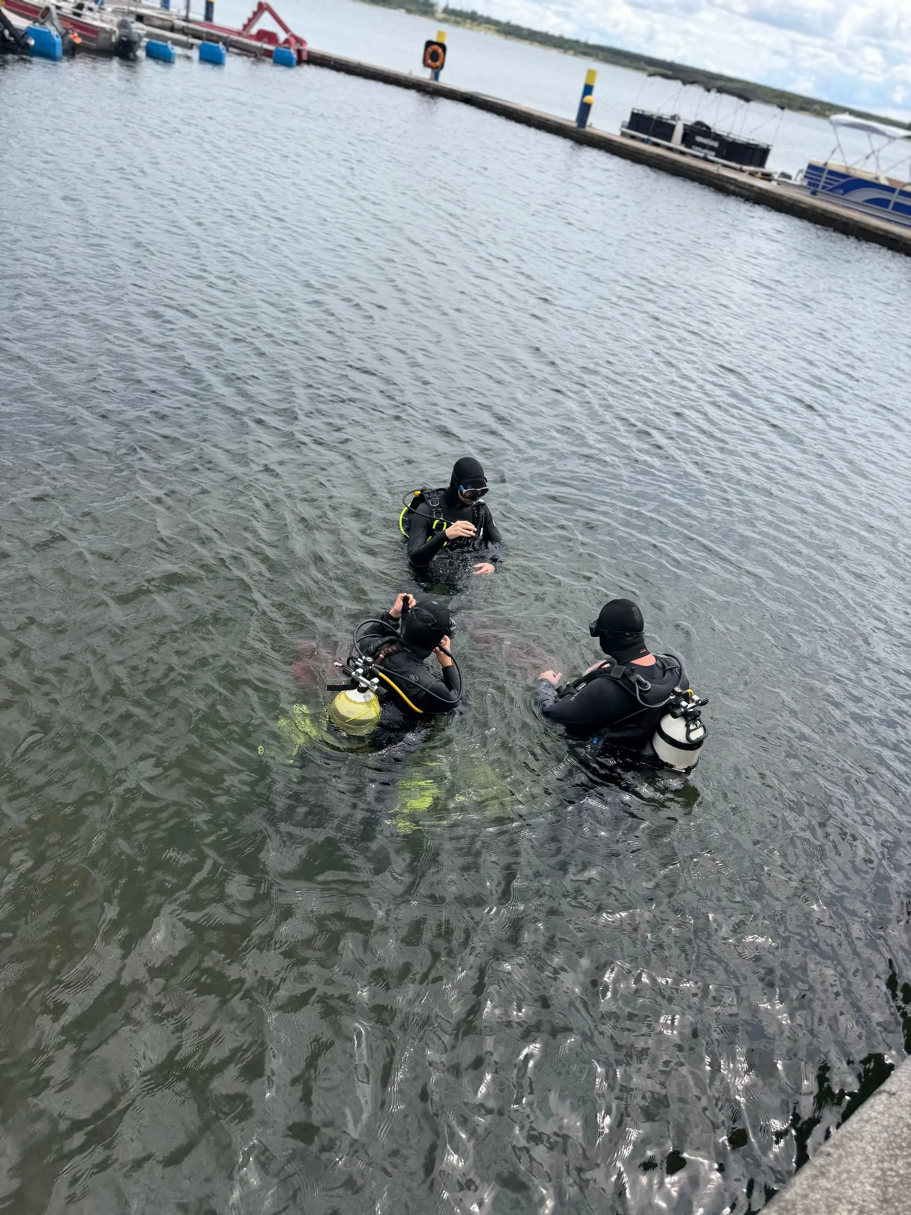 Ausbildungsgruppe im Wasser am Ponton der Tauchbasis Goitzsche