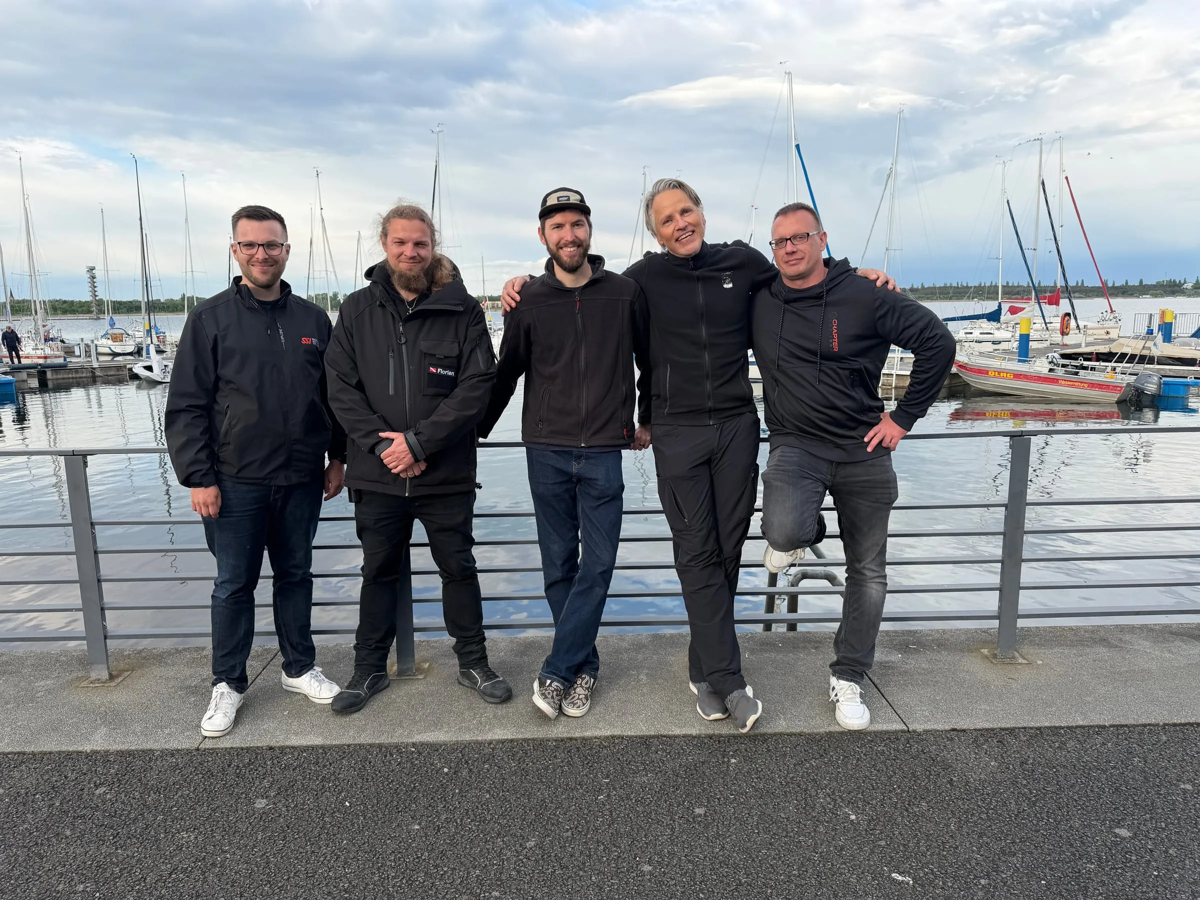 Ein Teil des Teams der Tauchbasis Goitzsche an der Bernstein Marina